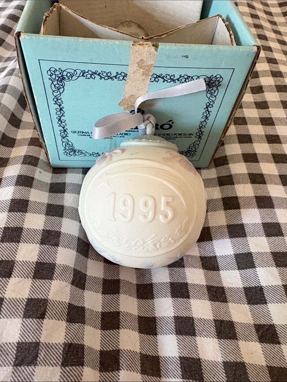 Lladro Cream-White Porcelain 1995 Holiday Ornament